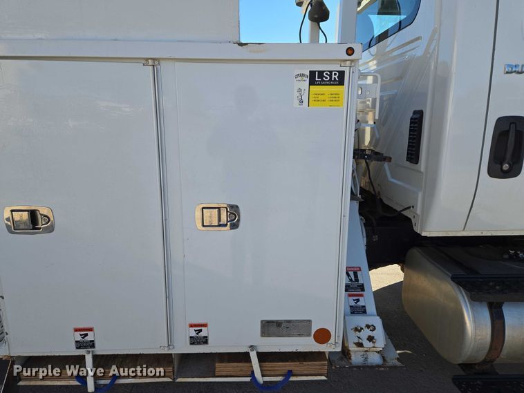 image for item ET5348 2013 International DuraStar 4400 bucket truck