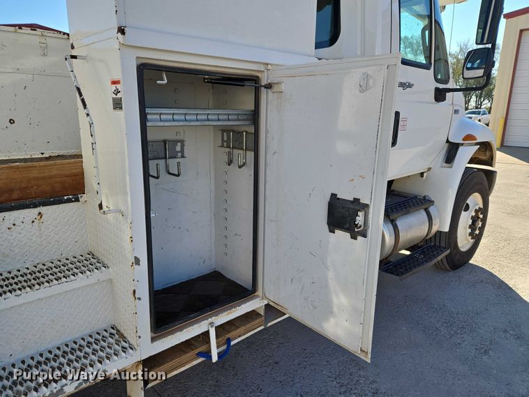 image for item ET5348 2013 International DuraStar 4400 bucket truck