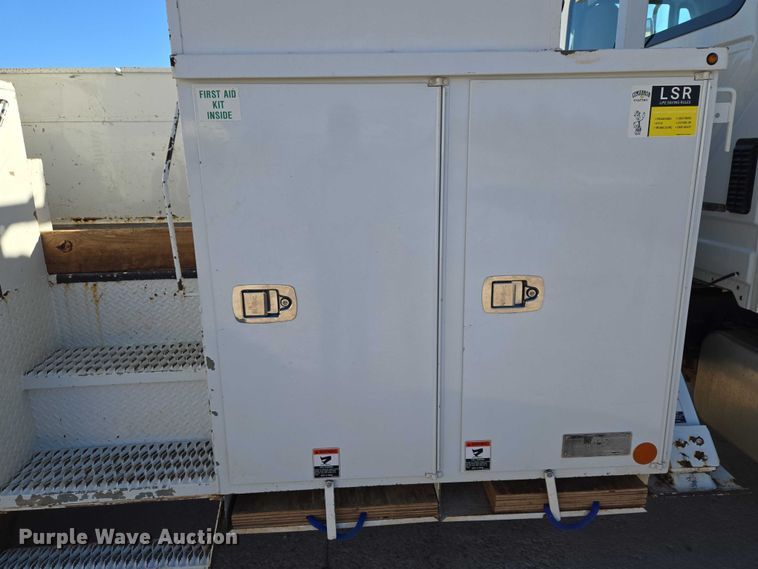 image for item ET5348 2013 International DuraStar 4400 bucket truck