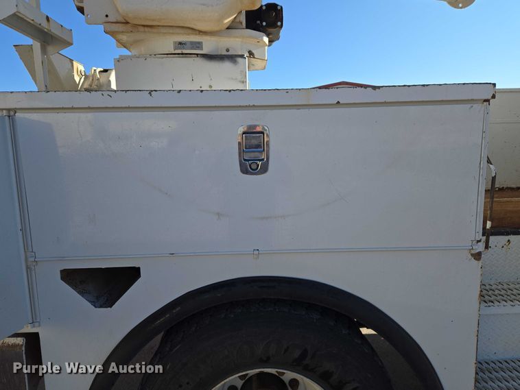 image for item ET5348 2013 International DuraStar 4400 bucket truck