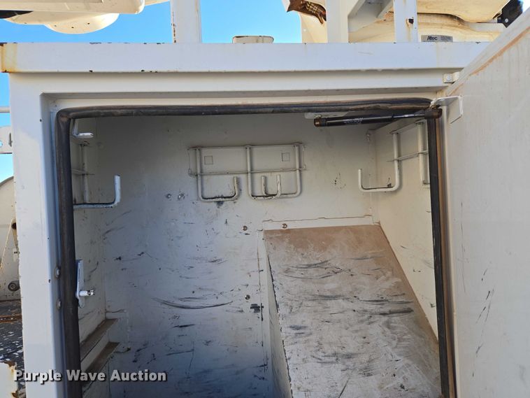 image for item ET5348 2013 International DuraStar 4400 bucket truck