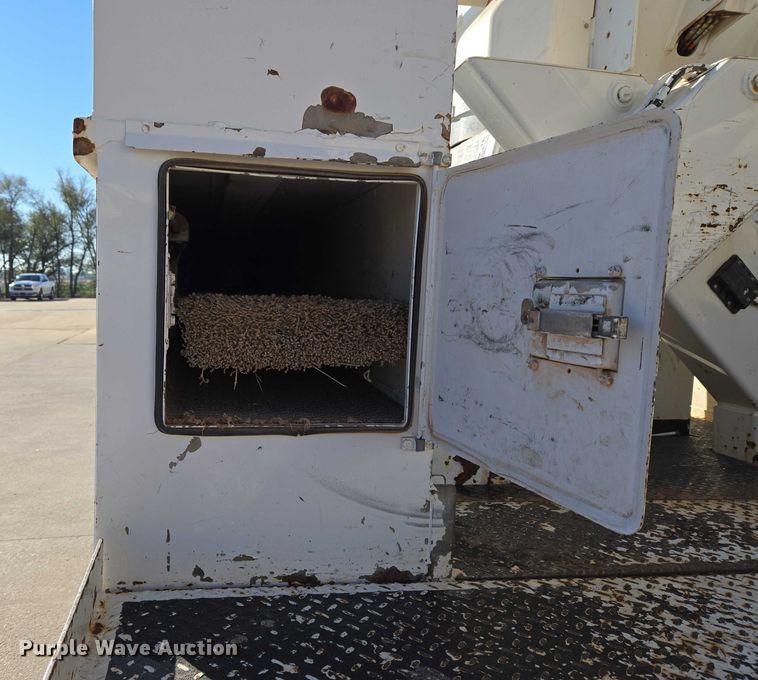 image for item ET5348 2013 International DuraStar 4400 bucket truck