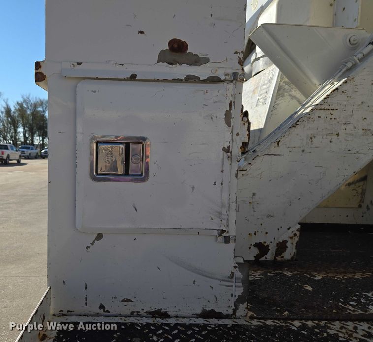 image for item ET5348 2013 International DuraStar 4400 bucket truck