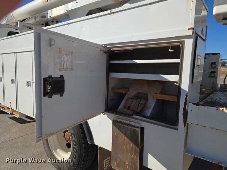 image for item ET5348 2013 International DuraStar 4400 bucket truck