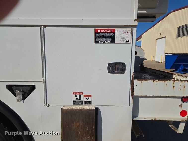 image for item ET5348 2013 International DuraStar 4400 bucket truck