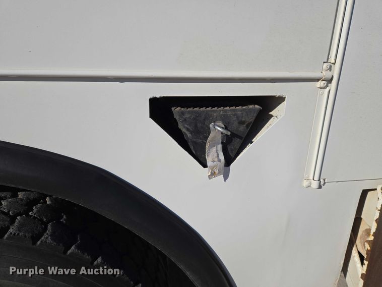 image for item ET5348 2013 International DuraStar 4400 bucket truck