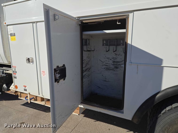 image for item ET5348 2013 International DuraStar 4400 bucket truck