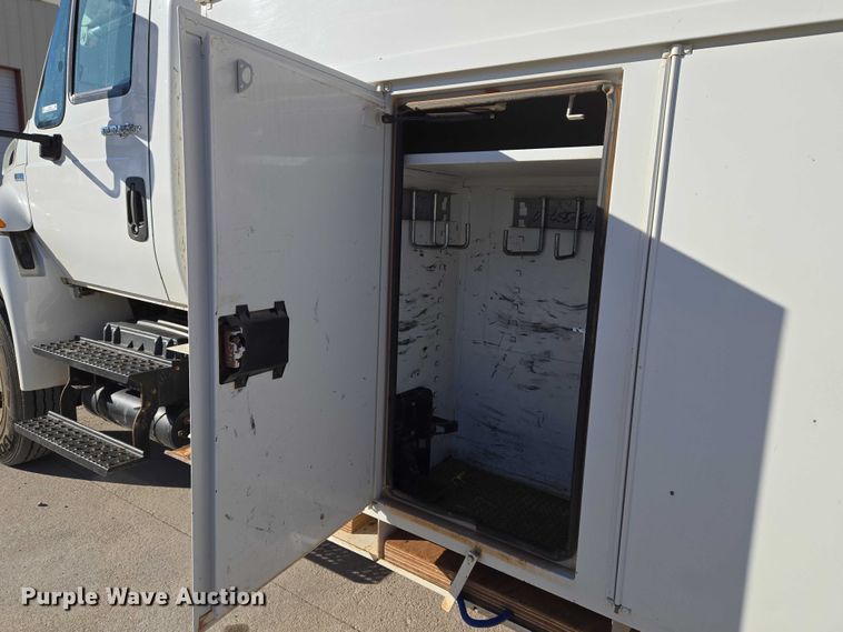 image for item ET5348 2013 International DuraStar 4400 bucket truck