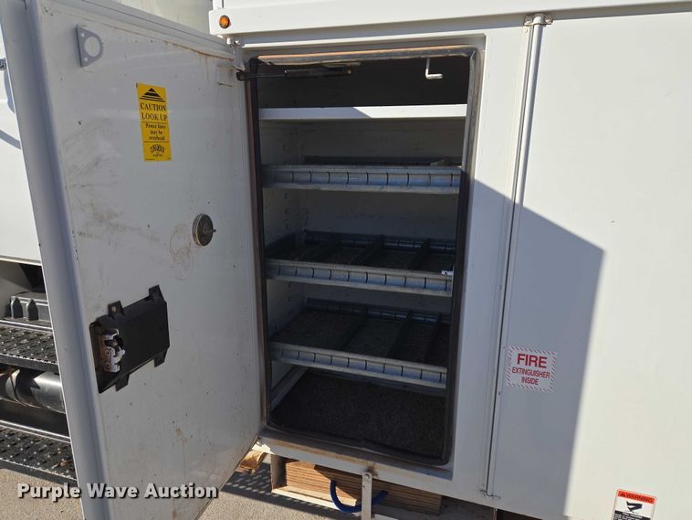 image for item ET5348 2013 International DuraStar 4400 bucket truck