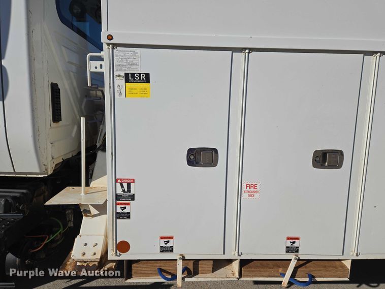 image for item ET5348 2013 International DuraStar 4400 bucket truck