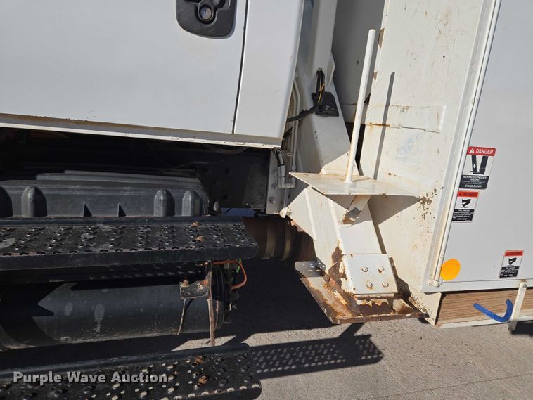 image for item ET5348 2013 International DuraStar 4400 bucket truck