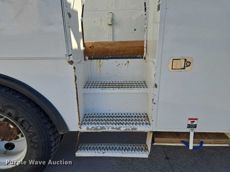 image for item ET5348 2013 International DuraStar 4400 bucket truck