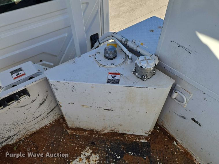 image for item ET5348 2013 International DuraStar 4400 bucket truck