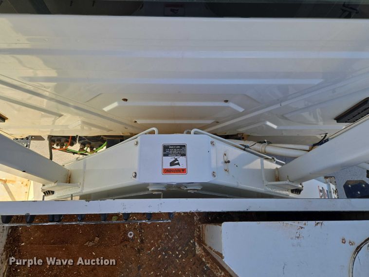 image for item ET5348 2013 International DuraStar 4400 bucket truck