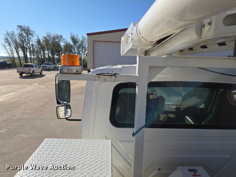 image for item ET5348 2013 International DuraStar 4400 bucket truck