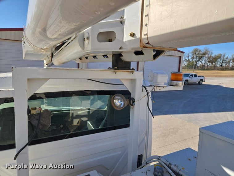 image for item ET5348 2013 International DuraStar 4400 bucket truck