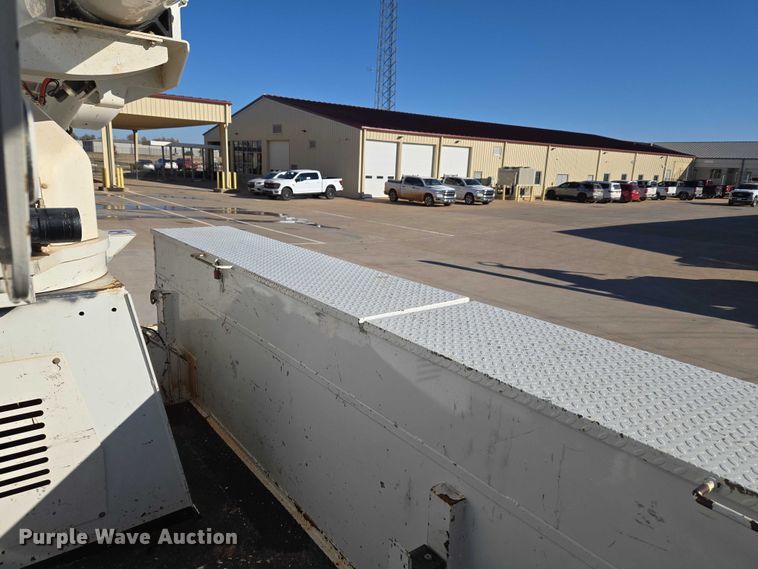 image for item ET5348 2013 International DuraStar 4400 bucket truck