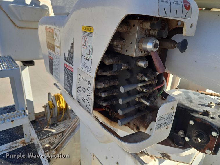 image for item ET5348 2013 International DuraStar 4400 bucket truck