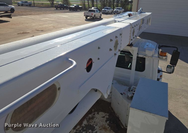 image for item ET5348 2013 International DuraStar 4400 bucket truck