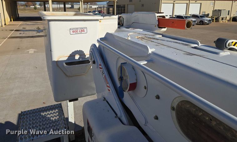 image for item ET5348 2013 International DuraStar 4400 bucket truck