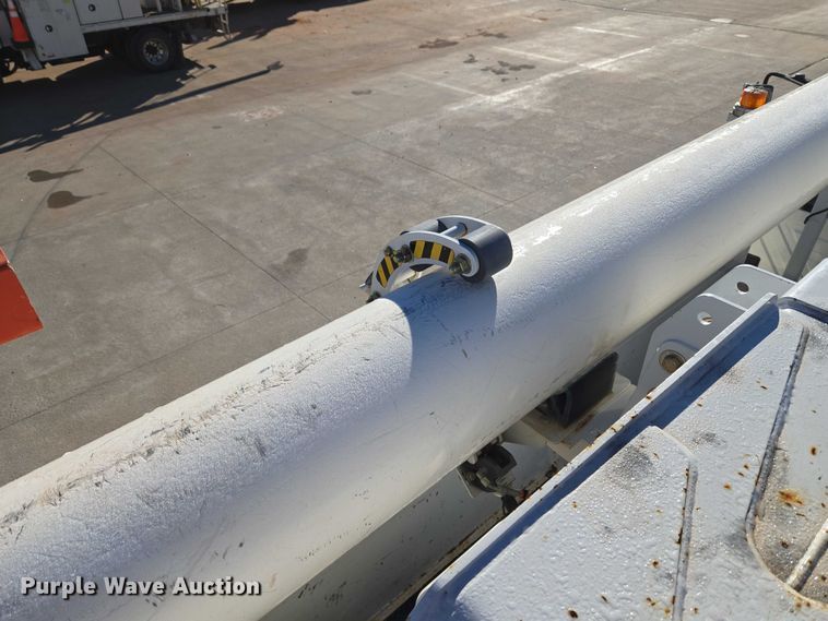 image for item ET5348 2013 International DuraStar 4400 bucket truck