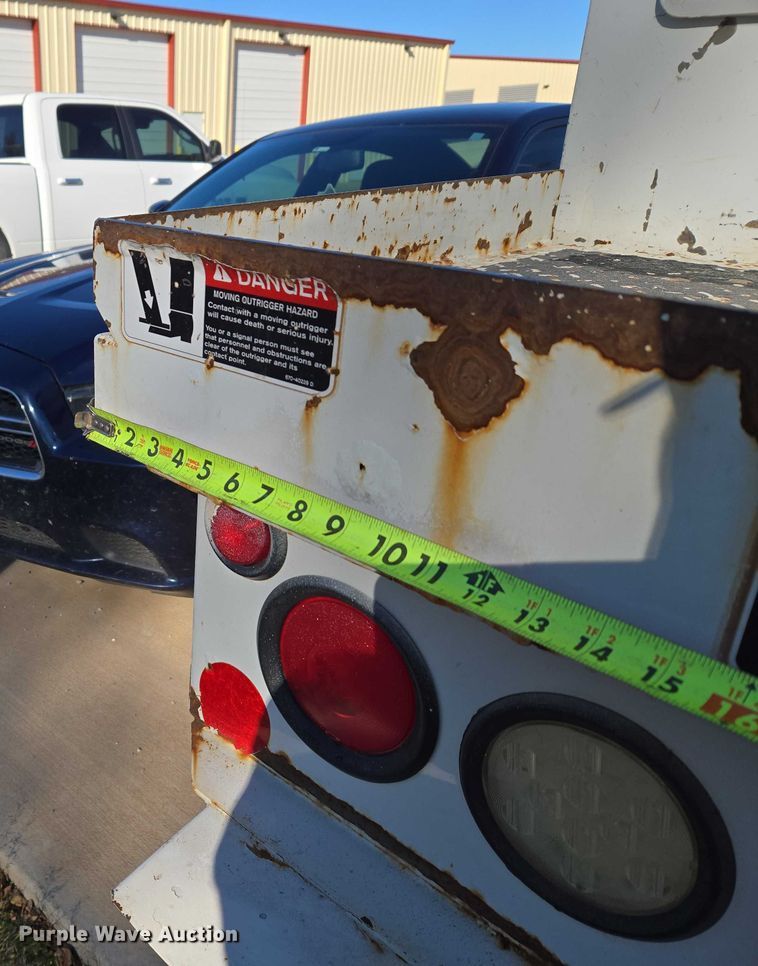 image for item ET5348 2013 International DuraStar 4400 bucket truck