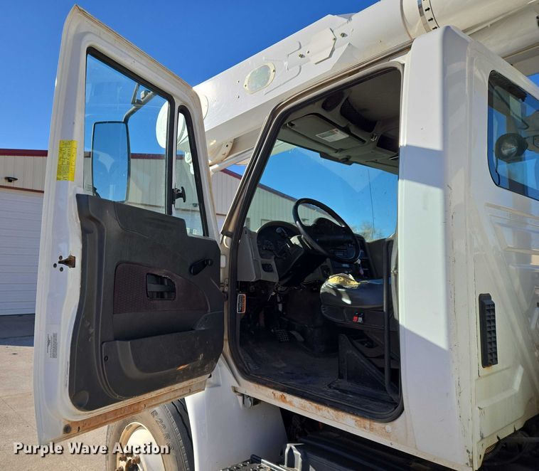 image for item ET5348 2013 International DuraStar 4400 bucket truck