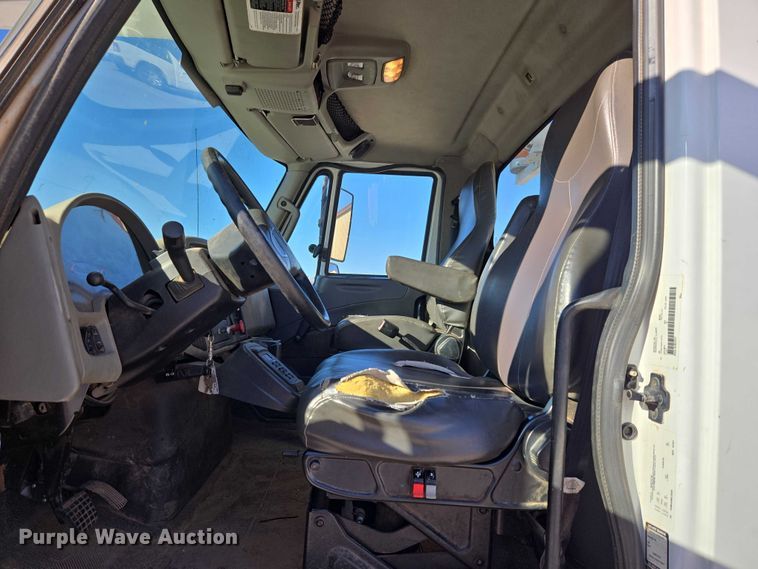 image for item ET5348 2013 International DuraStar 4400 bucket truck