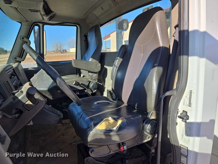 image for item ET5348 2013 International DuraStar 4400 bucket truck