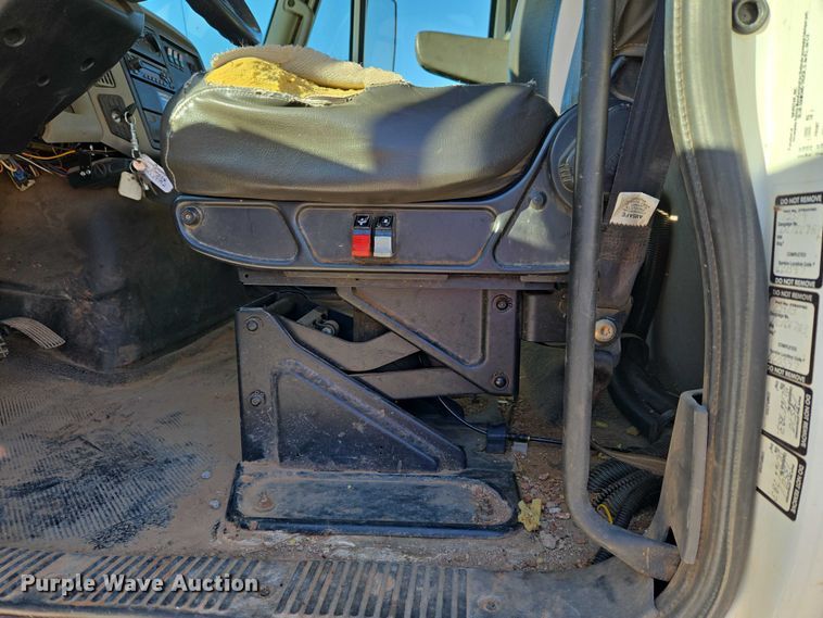 image for item ET5348 2013 International DuraStar 4400 bucket truck