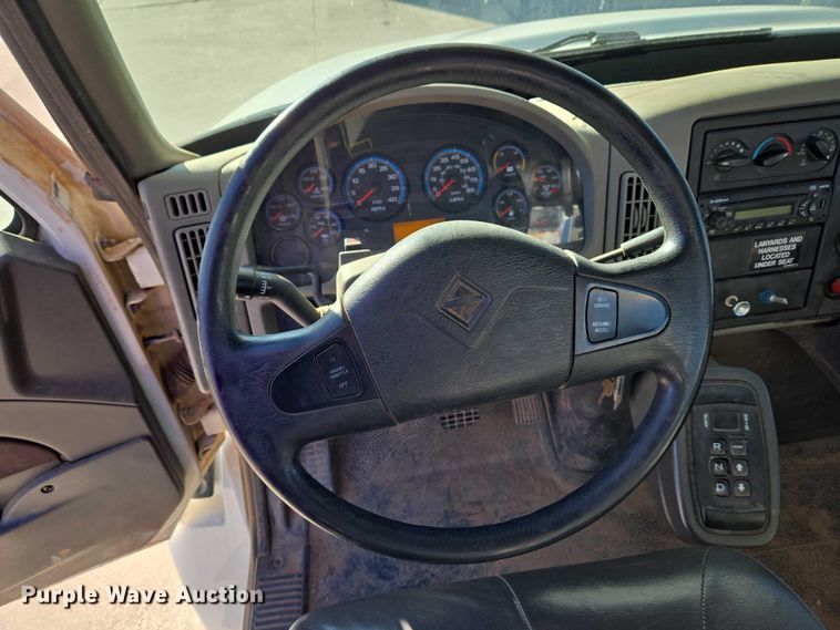 image for item ET5348 2013 International DuraStar 4400 bucket truck