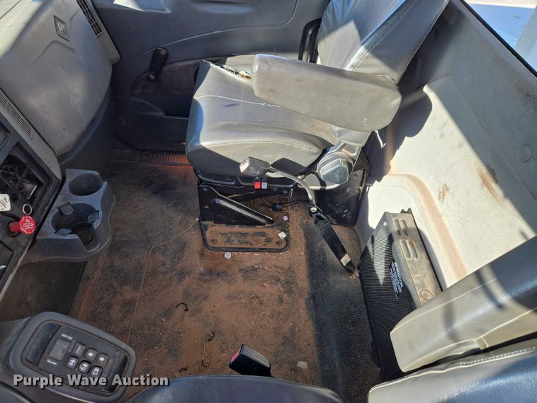 image for item ET5348 2013 International DuraStar 4400 bucket truck