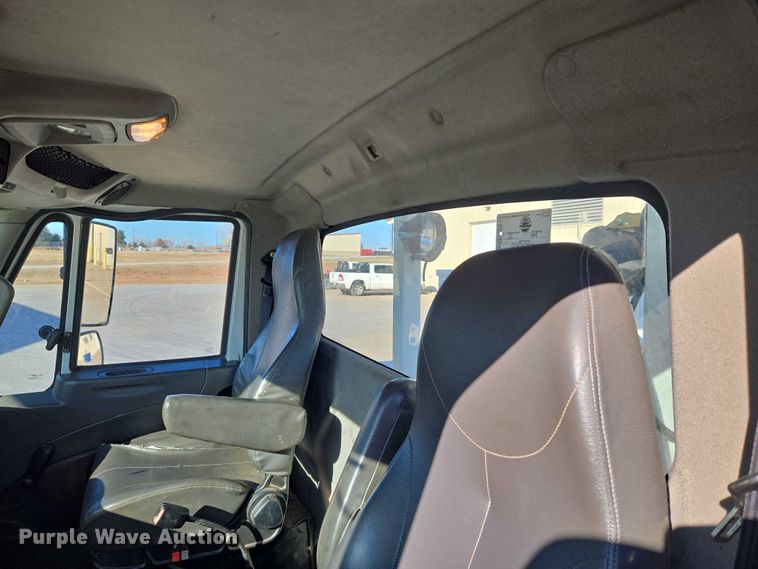 image for item ET5348 2013 International DuraStar 4400 bucket truck