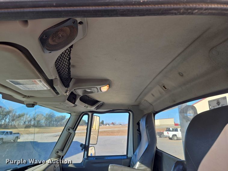 image for item ET5348 2013 International DuraStar 4400 bucket truck