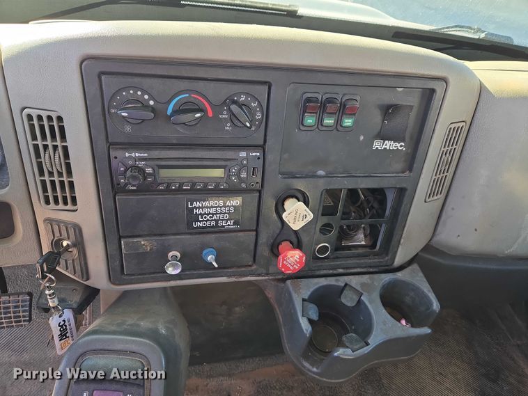 image for item ET5348 2013 International DuraStar 4400 bucket truck