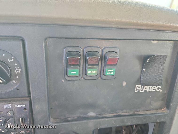 image for item ET5348 2013 International DuraStar 4400 bucket truck