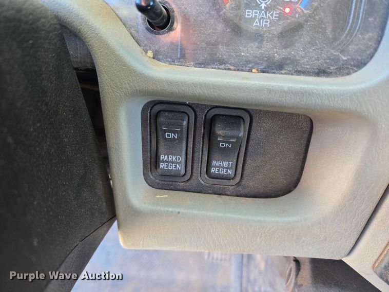 image for item ET5348 2013 International DuraStar 4400 bucket truck