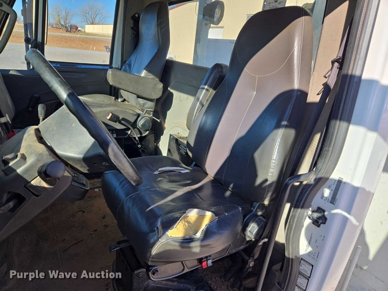 image for item ET5348 2013 International DuraStar 4400 bucket truck