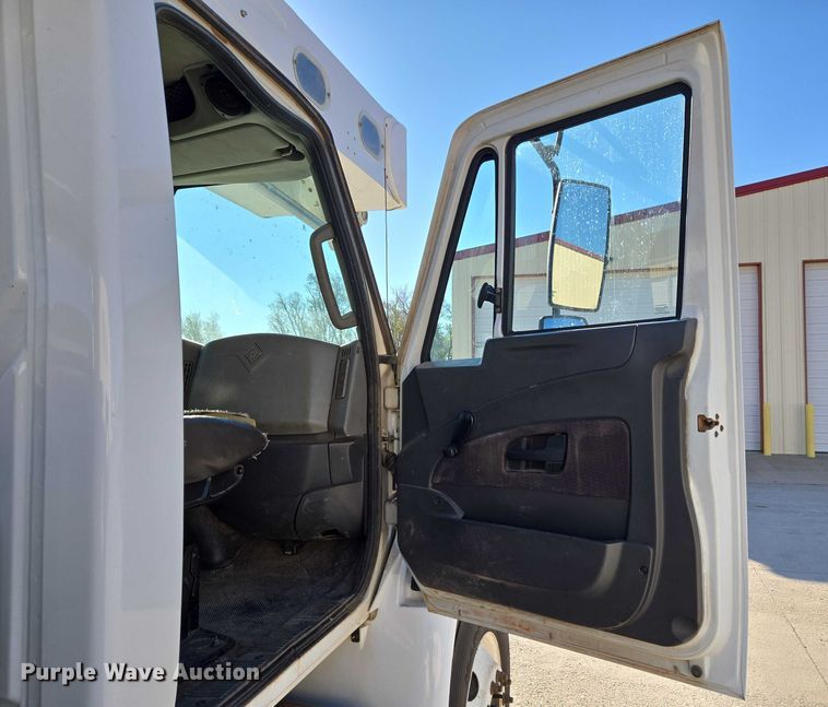 image for item ET5348 2013 International DuraStar 4400 bucket truck