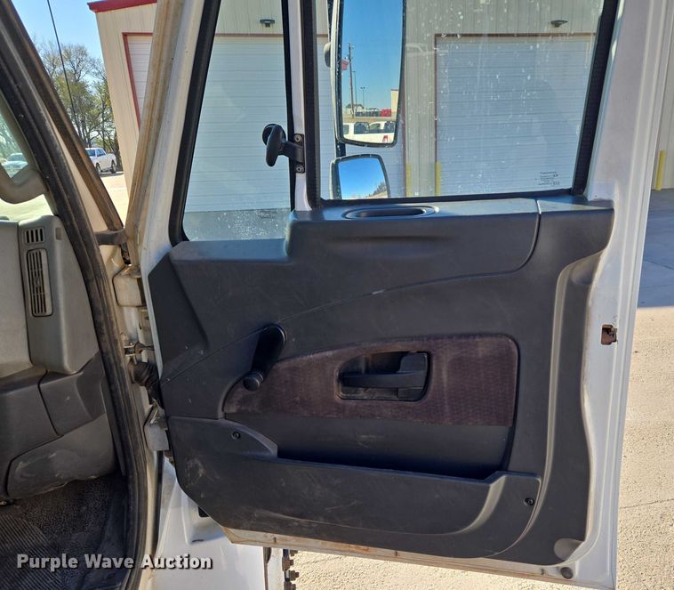 image for item ET5348 2013 International DuraStar 4400 bucket truck