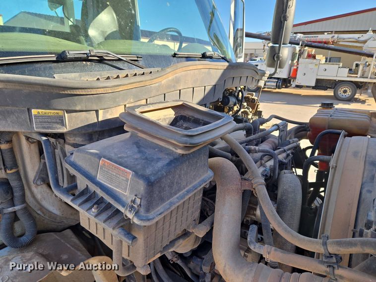 image for item ET5348 2013 International DuraStar 4400 bucket truck