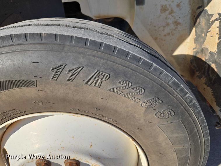 image for item ET5348 2013 International DuraStar 4400 bucket truck