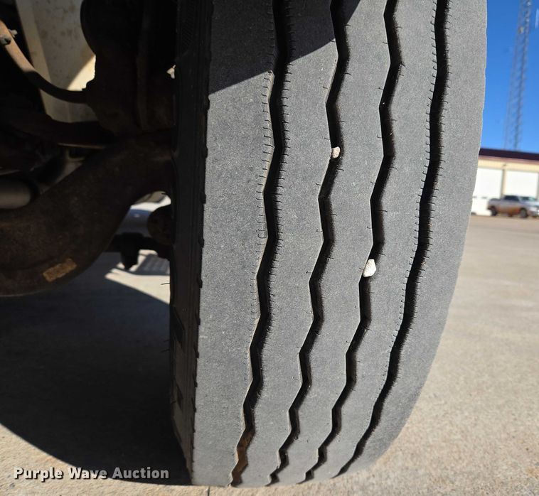 image for item ET5348 2013 International DuraStar 4400 bucket truck