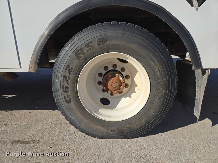 image for item ET5348 2013 International DuraStar 4400 bucket truck