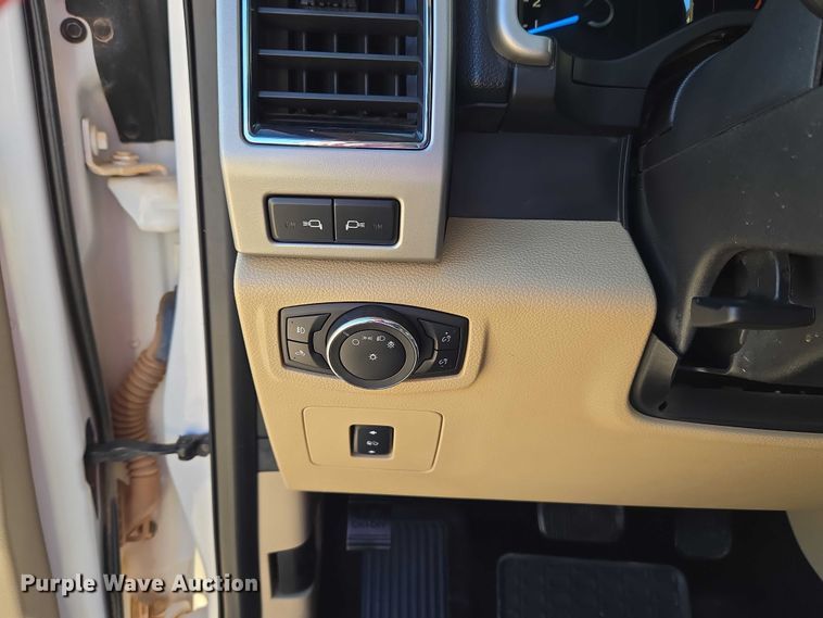 image for item ET5349 2017 Ford F150 SuperCrew pickup truck