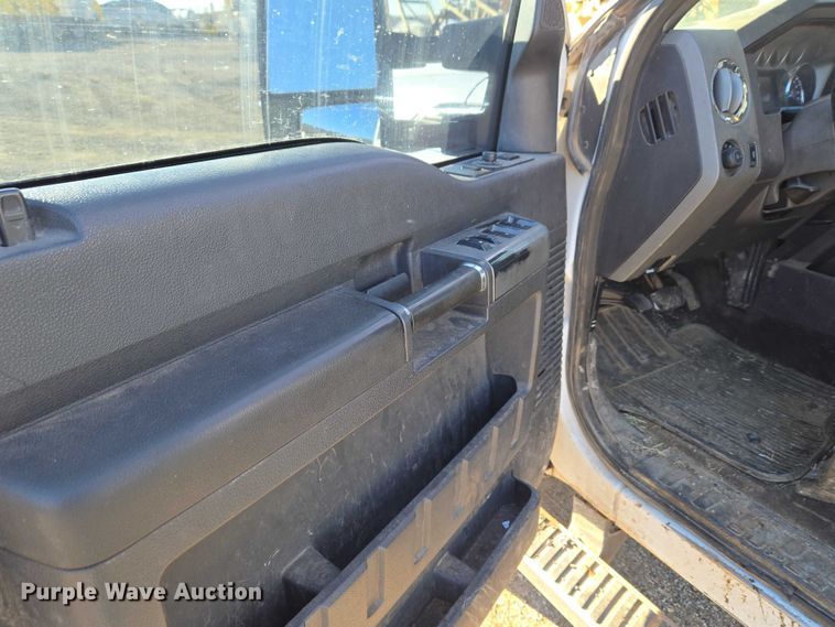 image for item ET5416 2012 Ford F250 Super Duty Crew Cab pickup truck