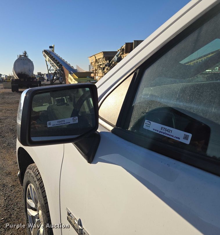 image for item ET5421 2019 Chevrolet Silverado 1500 Crew Cab pickup truck