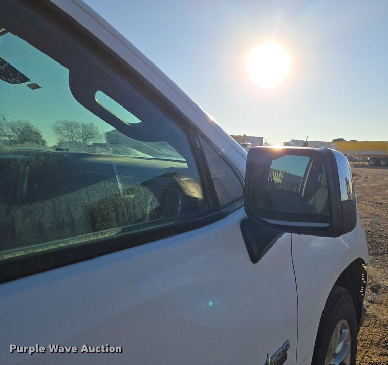 image for item ET5421 2019 Chevrolet Silverado 1500 Crew Cab pickup truck