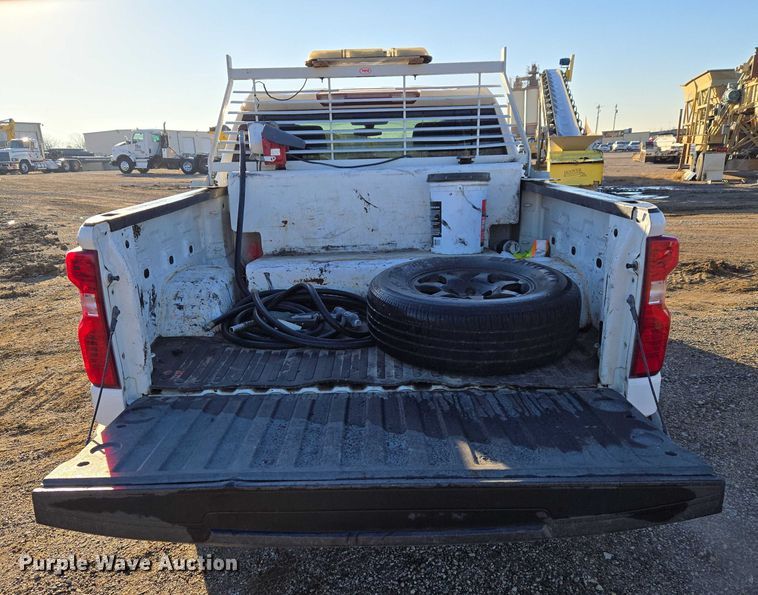 image for item ET5421 2019 Chevrolet Silverado 1500 Crew Cab pickup truck