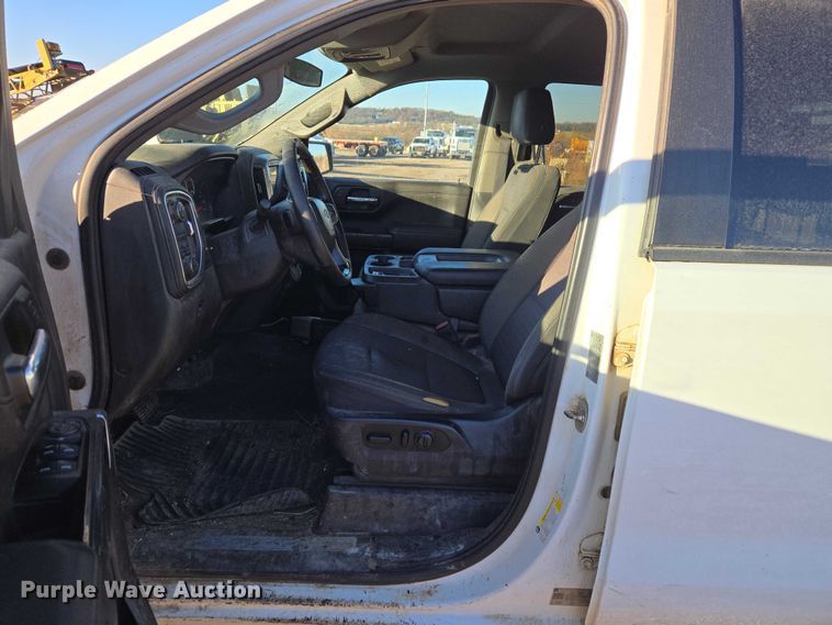 image for item ET5421 2019 Chevrolet Silverado 1500 Crew Cab pickup truck